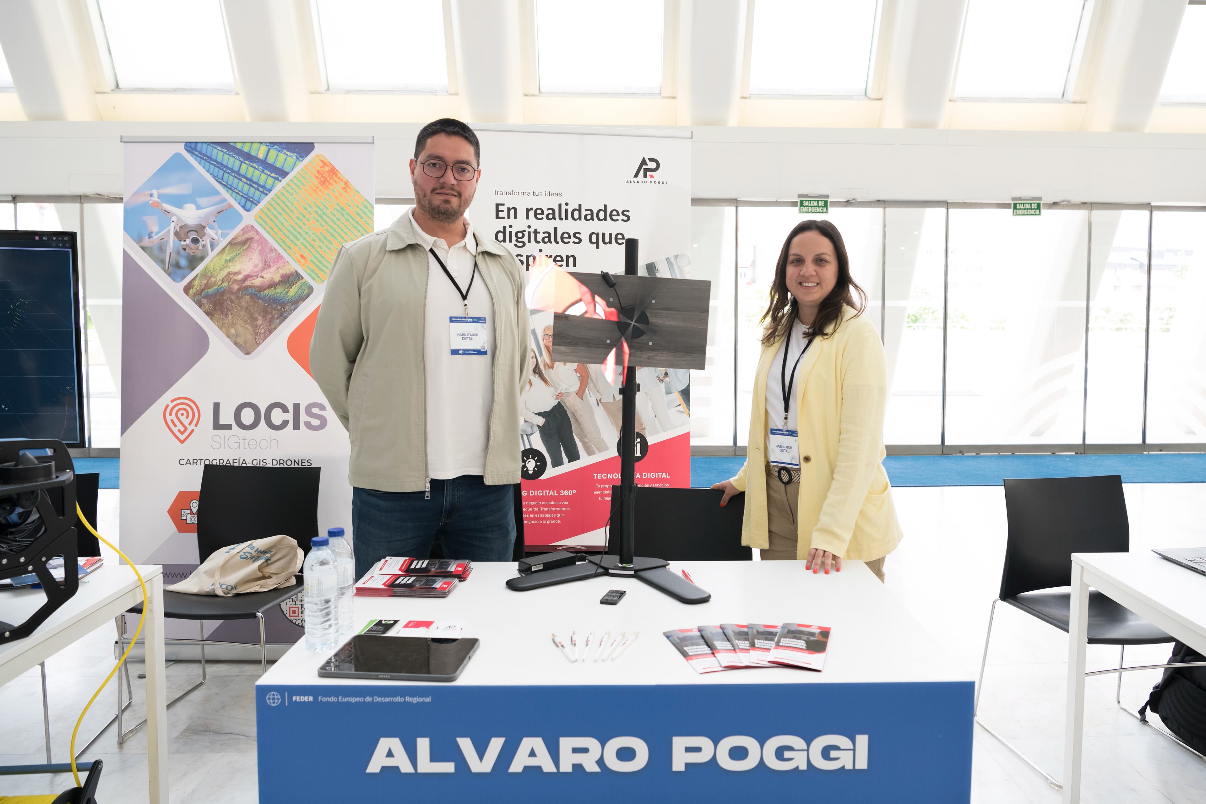 Stand de Álvaro Poggi en el Foro Asturias Digital organizado por COIIAS